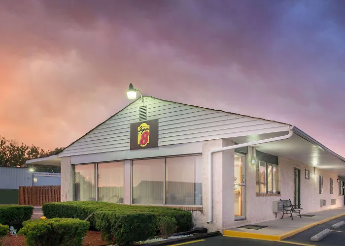 Super 8 By Wyndham Centerville-Richmond