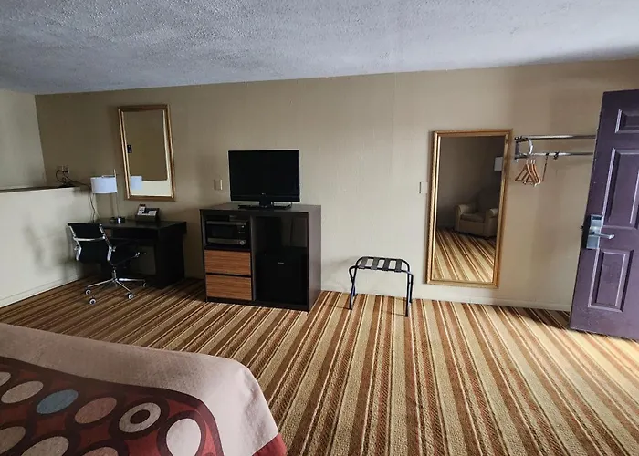 Super 8 By Wyndham Centerville-Richmond