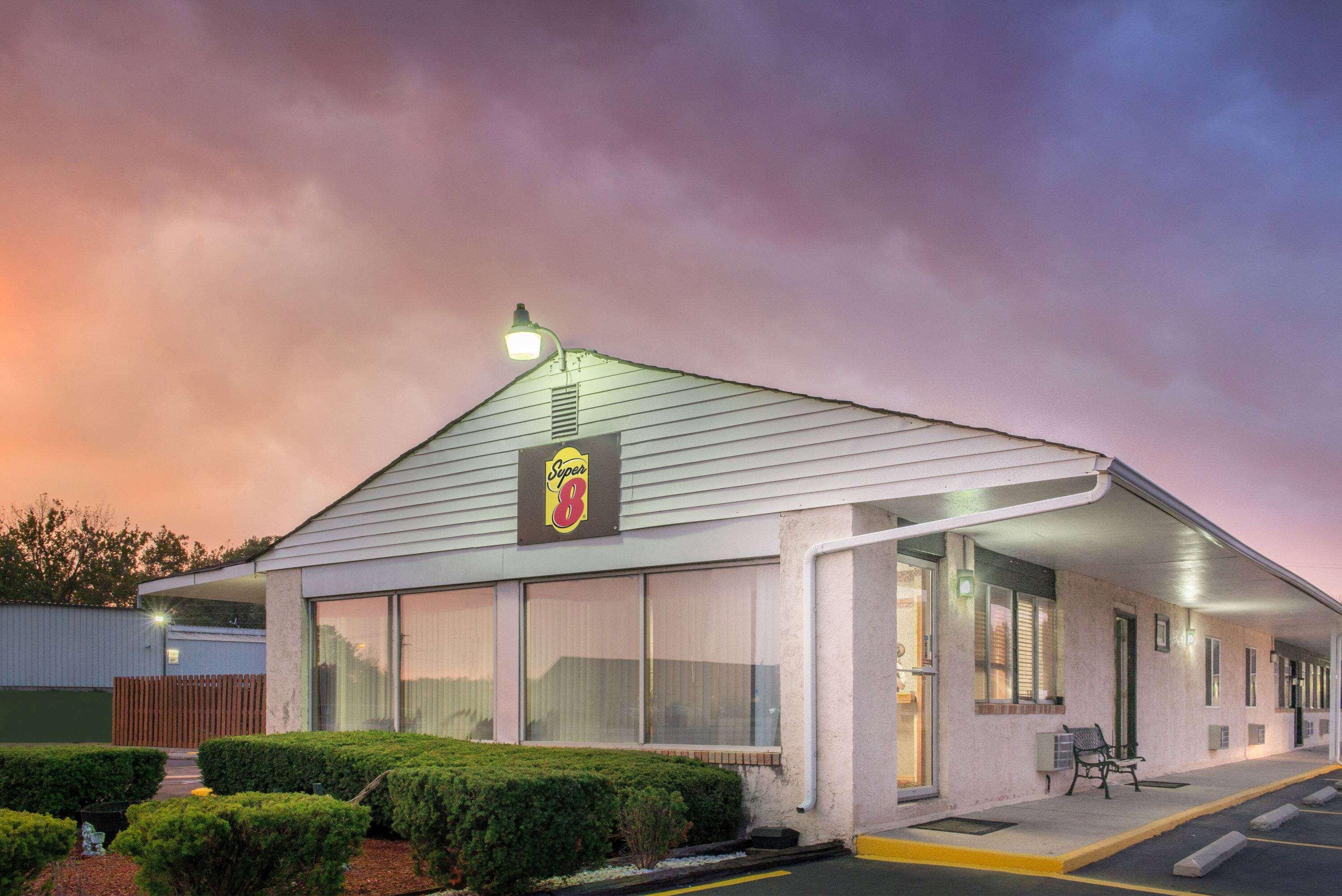 Super 8 By Wyndham Centerville-richmond Centerville