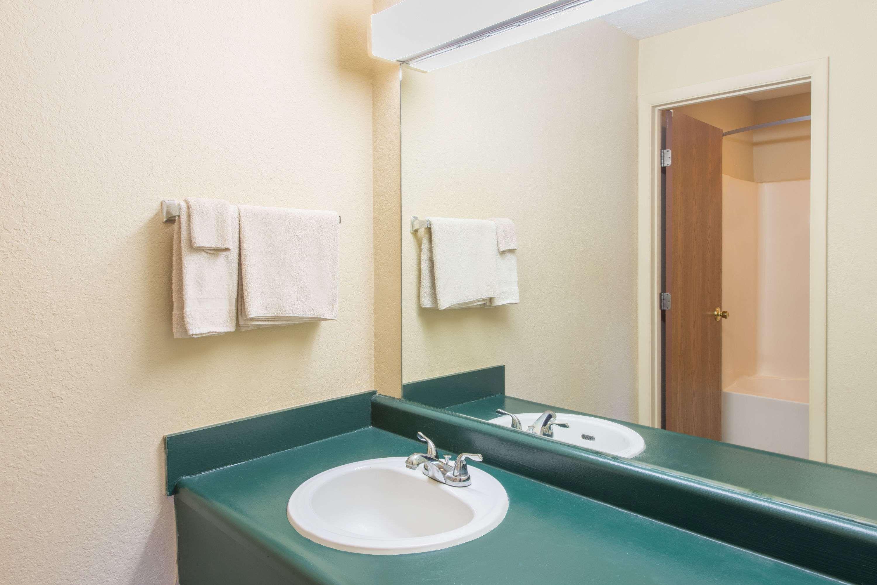 Super 8 By Wyndham Centerville-richmond Hotel 2*