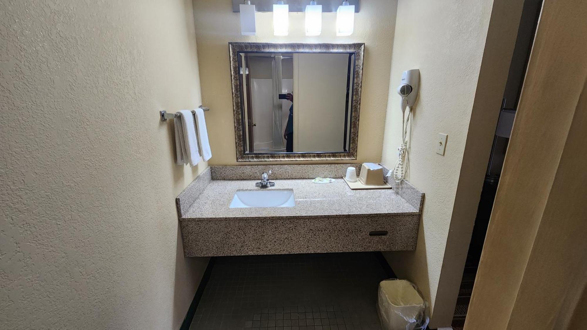 Super 8 By Wyndham Centerville-richmond