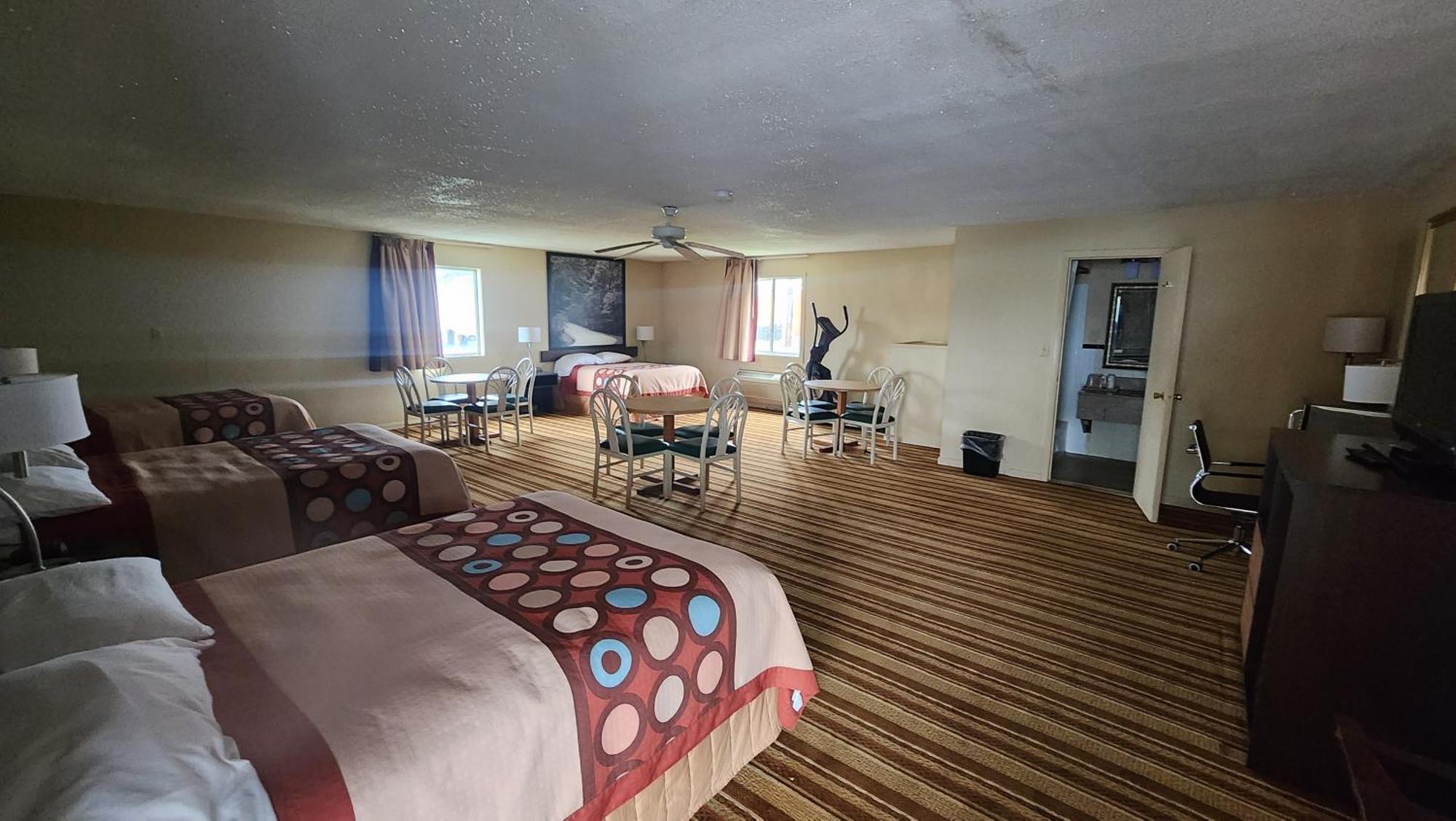 Super 8 By Wyndham Centerville-richmond Centerville